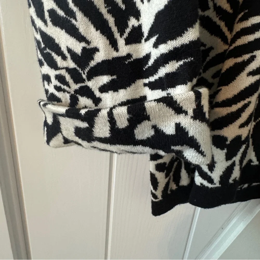 Dana Buchman Woman XL Black and White Animal Print V-Neck Zebra Shirt Top - Picture 3 of 8
